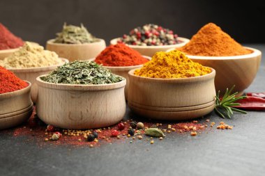 Siyah masada farklı aromatik baharatlar, yakın plan.