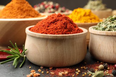 Siyah masada farklı aromatik baharatlar, yakın plan.