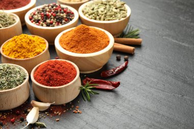 Siyah masada farklı aromatik baharatlar, yakın plan. Metin için boşluk