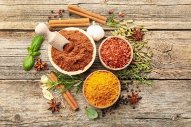 Ahşap masada farklı aromatik baharatlar var.