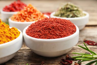 Ahşap masada farklı aromatik baharatlar, yakın plan.