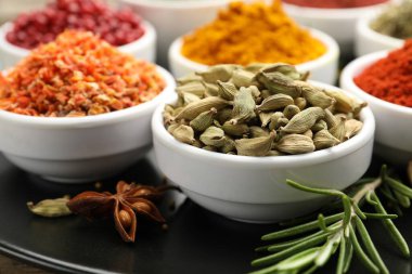 Masada çok farklı aromatik baharatlar var, yakın plan.