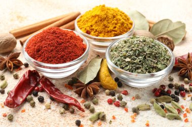 Renkli tabloda farklı aromatik baharatlar, yakın plan.