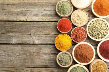 Tahta masada, düz bir zeminde farklı aromatik baharatlar var. Metin için boşluk