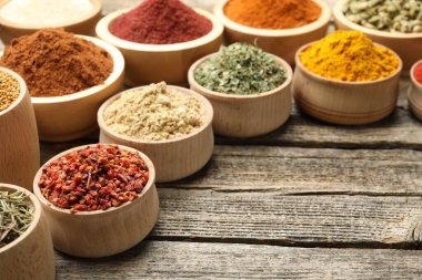 Tahta masadaki kaselerde farklı aromatik baharatlar, yakın plan. Metin için boşluk