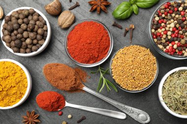 Siyah masada farklı aromatik baharatlar var.