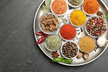 Siyah masada farklı aromatik baharatlar, üst manzara. Metin için boşluk