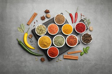 Gri masada farklı aromatik baharatlar var.