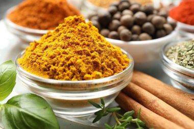 Masada çok farklı aromatik baharatlar var, yakın plan.