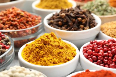 Masada farklı aromatik baharatlar var, yakın plan.