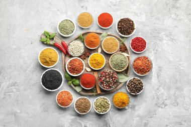 Gri masadaki kaselerde farklı aromatik baharatlar.