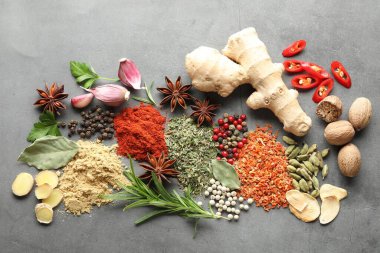 Gri masada farklı baharatlar var.