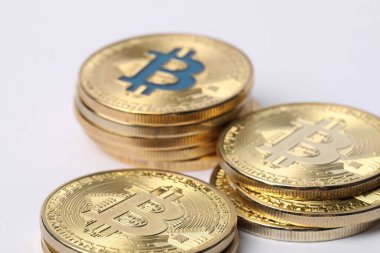 Kripto para birimi. Beyaz arka planda birçok altın bitcoin, yakın plan