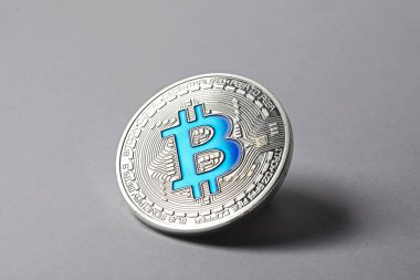 Kripto para birimi. Hafif arkaplanda gümüş bir bitcoin, yakın plan.