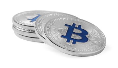 Kripto para birimi. Birçok gümüş bitcoin beyaz üzerinde izole