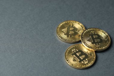 Kripto para birimi. Gri arka planda bir sürü bitcoin, yakın plan. Metin için boşluk