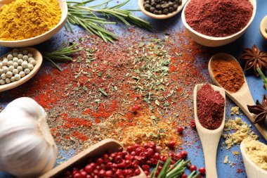 Mavi arka planda farklı aromatik baharatlar, yakın plan