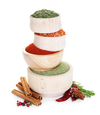 Beyaz arka planda çok farklı aromatik baharatlar