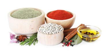 Beyaz arka planda çok farklı aromatik baharatlar