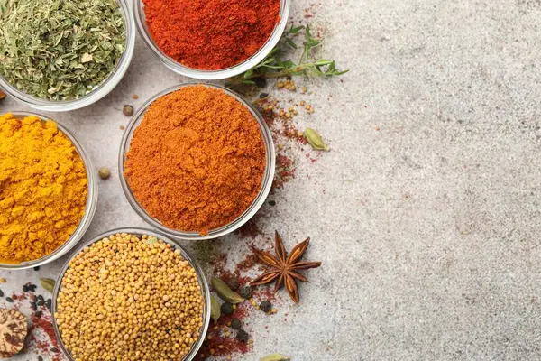 Açık gri masada farklı aromatik baharatlar var. Metin için boşluk