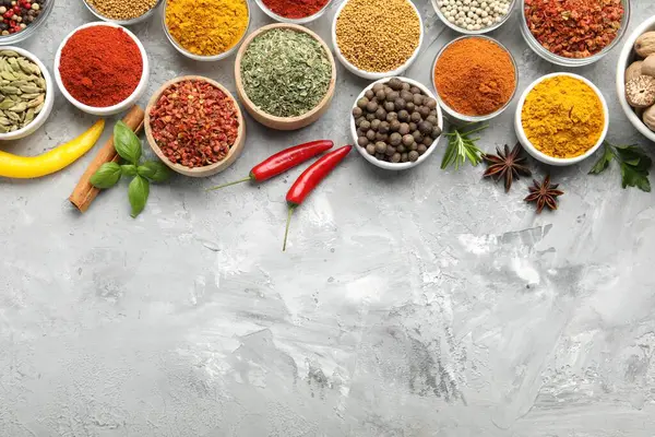 Gri masada farklı aromatik baharatlar var. Metin için boşluk