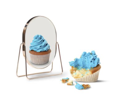 Isırılmış kek aynaya yansıyan beyaz arka plan. Zıt, zıtlık, fark