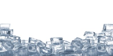 Beyaz zemin üzerinde berrak buz küpleri yığını