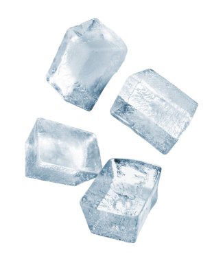 Beyaz arkaplana düşen buz küplerini temizle