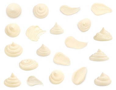 Lezzetli mayonez sosu beyaza izole edilmiş.