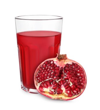 Bardakta lezzetli nar suyu ve beyaz arka planda taze meyve.