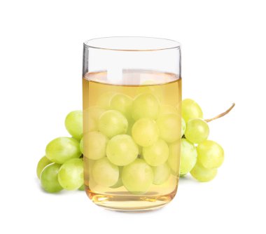 Bardakta üzüm suyu, beyaz arka planda böğürtlen.