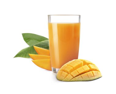 Bardakta lezzetli mango suyu, taze kesilmiş meyve ve beyaz arka planda yeşil yapraklar.