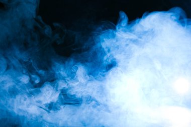 Siyah arkaplanda parlak renkli duman