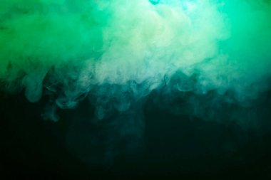 Siyah arkaplanda parlak renkli duman