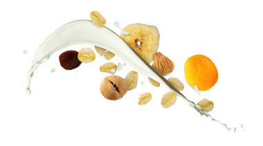 Süt, yulaf ezmesi ve beyaz arka planda kurutulmuş meyve. Sağlıklı kahvaltı.