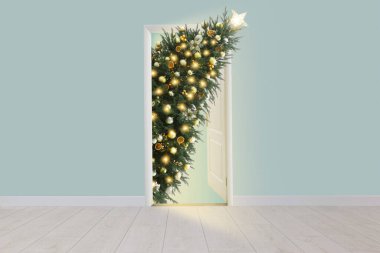 Kapıdan dışarı bakan güzel süslü Noel ağacı. Tatile geliyorum.