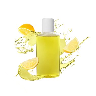 Şişedeki gargara, sıçramalar ve beyaza izole edilmiş limon parçaları.