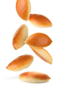 Beyaz arkaplana düşen lezzetli fırında köfteler