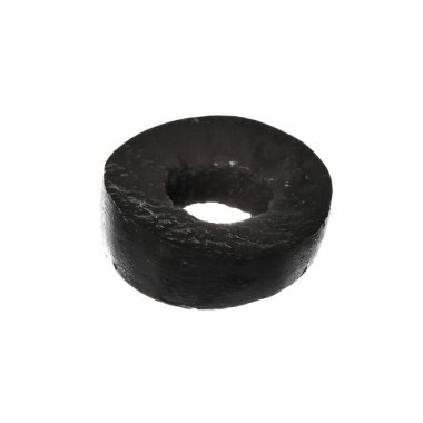 Lezzetli salamura edilmiş zeytin dilimi beyaza izole edilmiş.