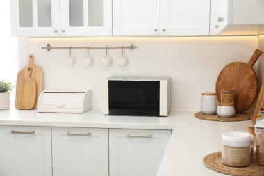 Mutfak tezgahında kapalı mikrodalga fırın.