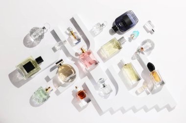 Beyaz arka planda farklı lüks parfümler, düz yatış