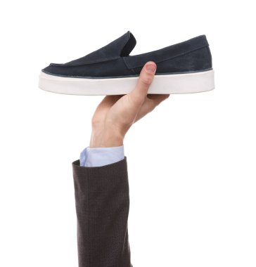 Beyaz arka planda şık ayakkabılı adam, yakın plan.