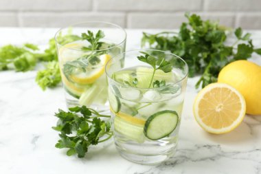 Maydanozlu, salatalıklı, limonlu ve kerevizli sağlıklı bir içecek.