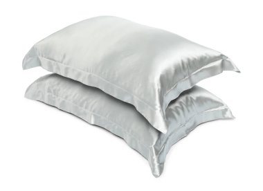 Beyaz arka planda yumuşak yatak yastıkları. İpek çarşaflar