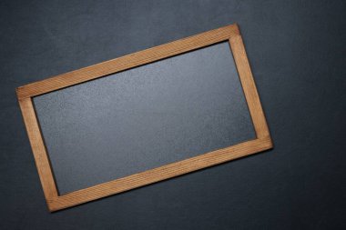 Siyah desenli arka plan, üst görünüm üzerine boş küçük karatahta