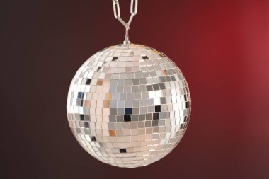 Kırmızı gradyan üzerinde parlak disko topu