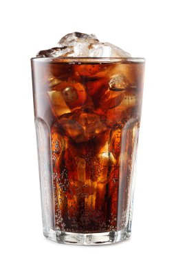 Beyaz üzerine buz küpleri izole edilmiş bir bardak kola.