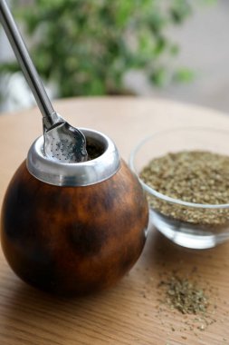 Geleneksel yerba mat çayı ahşap masa içinde, yakın plan