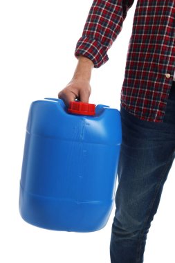 Beyaz arka planda plastik kutu tutan adam, yakın plan.