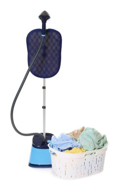 Beyaz tenli, temiz çamaşırlı, modern, dik vapur ve sepet.